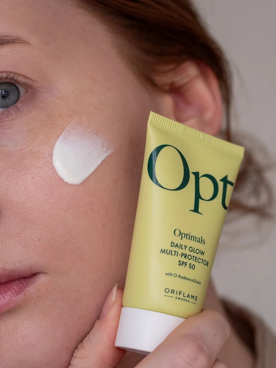 IMG_5914 محافظ روزانه صورت درخشانکننده Optimals SPF50 - Image 1